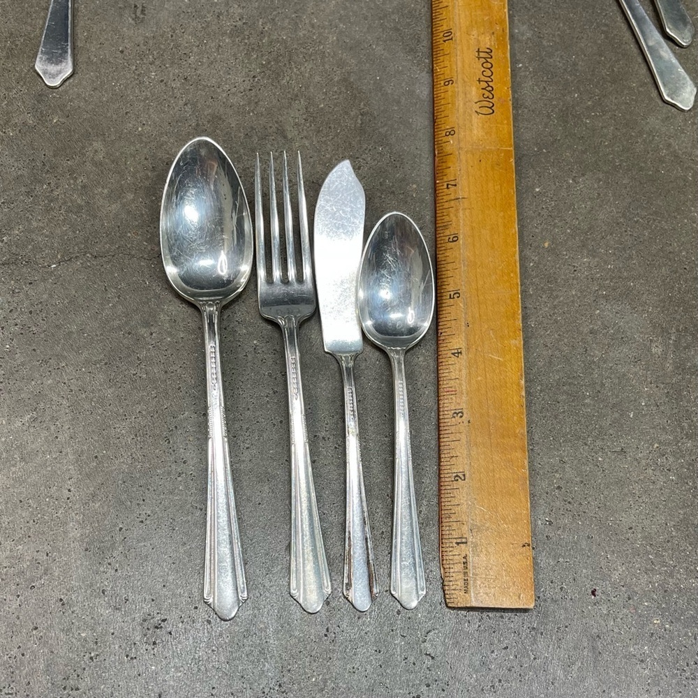 Vintage 1939 Holmes & Edwards Silverplate Flatware Set w Case Art Deco - Picture 9 of 11